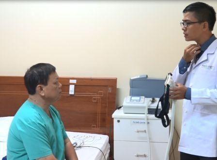 Chuyên gia giấc ngủ Phổi Việt giải thích cho bệnh nhân phương pháp điều trị bằng máy CPAP
